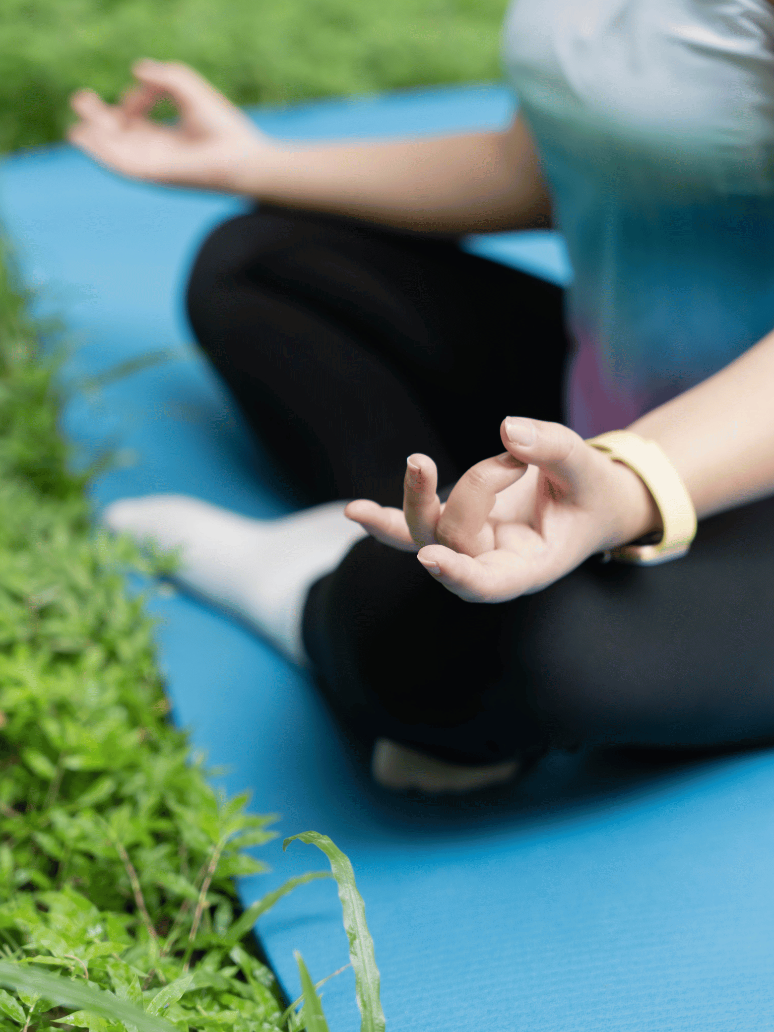 Main ouverte accueillant une lumière douce, symbolisant l’écoute, la bienveillance et le chemin vers un mieux-être intérieur.