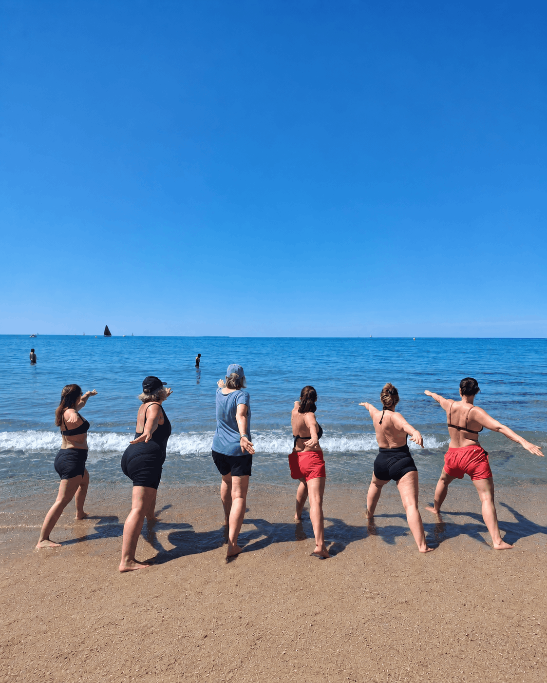 éance de yoga sur la plage lors d'un EVJF au Cap d'Agde, animée par Harmonie Project. éance de yoga sur la plage lors d'un EVJF au Cap d'Agde, animée par Harmonie Project.