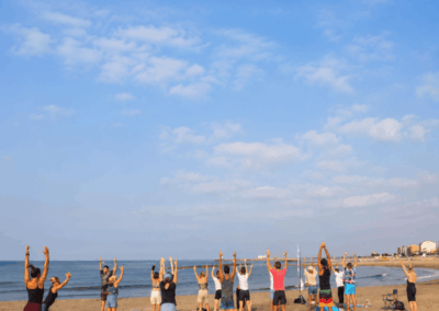 Séance collective de yoga sur la plage à Agde – Harmonie Project
