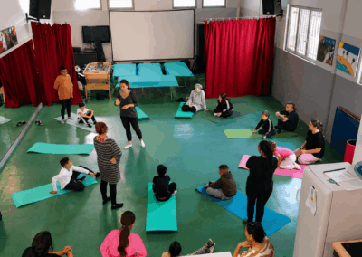 Séance collective de yoga avec des enfants à Agde – Harmonie Project
