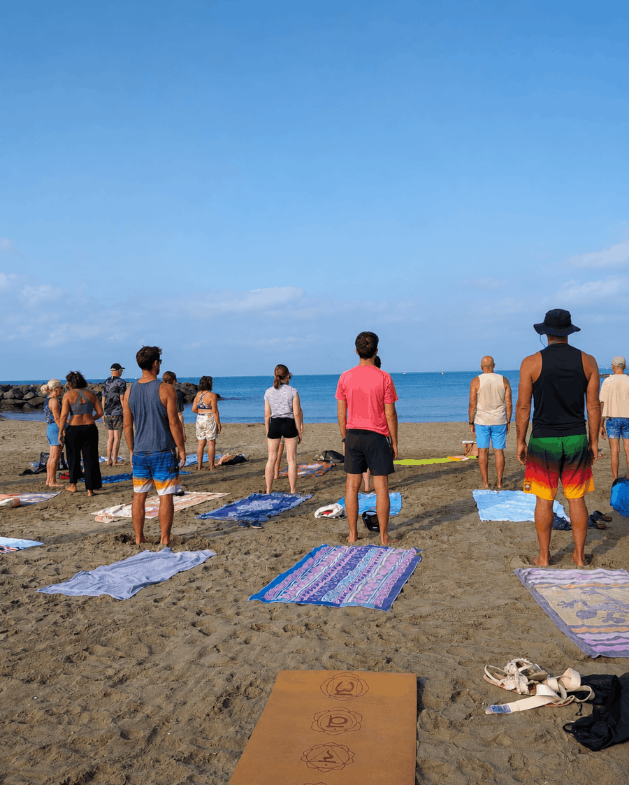 Séance de yoga sur la plage lors d’un séminaire à Agde
